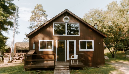 TeePee Cabin - 2BR Lakeside w/ Fireplace