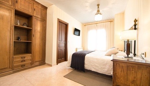 Triple Room (IV)