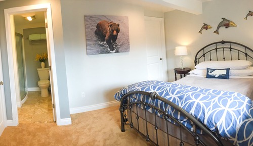 Deluxe Suite, 1 Queen Bed Private Ensuite Bath