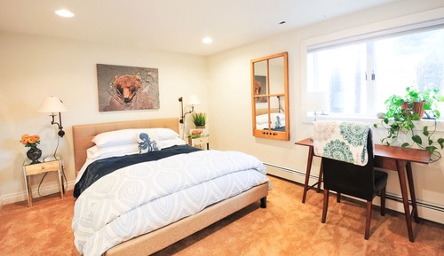 Deluxe Suite, 1 Queen Bed Private Ensuite Bath