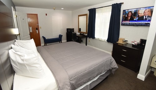 Deluxe Room, 1 Queen Bed, Non Smoking, Refrigerator & Microwave