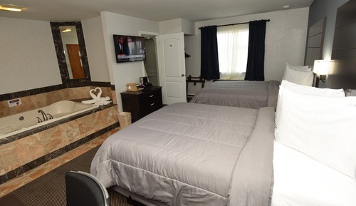 Deluxe Room, Multiple Beds, Non Smoking, Jetted Tub, 1 King and 1 Queen Bed