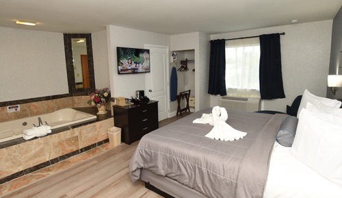 Deluxe Room, 1 King Bed, Non Smoking, Jetted Tub