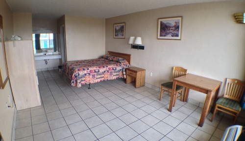 Economy Room, 1 Queen Bed, Smoking