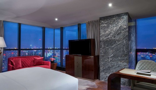 Luxury Room, 1 King Bed, Corner