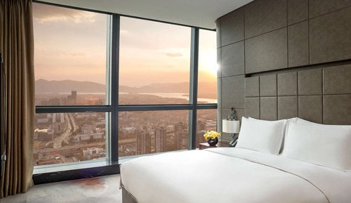 Junior Suite, 1 King Bed, Club Lounge Access, City View