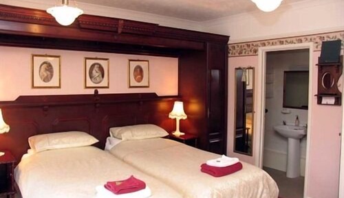 Premier Twin Room, Ensuite, River View (First Floor)