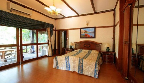 Classic Double Room (ห้องพักในบ้านขาว - max 4 persons/room)