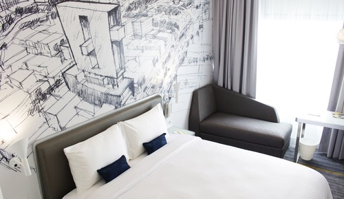 Room (Yello Monas View)