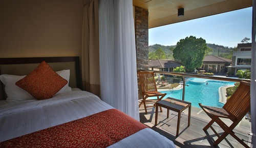 Deluxe Room, 1 Queen Bed, Pool View