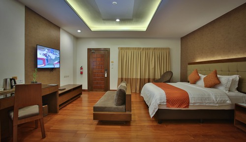 Suite, Poolside