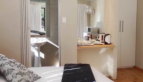 Deluxe Room, 1 Bedroom (Queen Room)