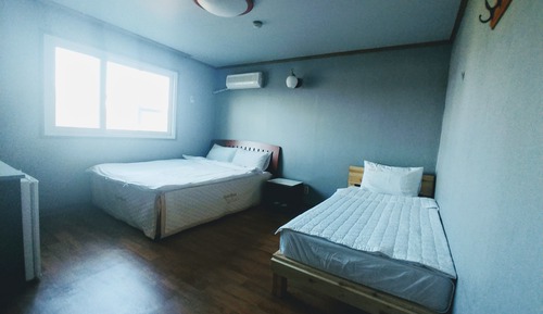 Twin Room (1 double bed & 1 single bed)