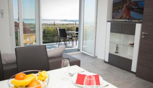 Deluxe Apartment with Lake View