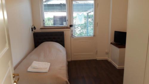 Single Room with Shared Bathroom