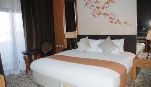 Executive Suite with Mountain View