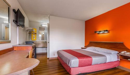 Deluxe King Room - Non-Smoking