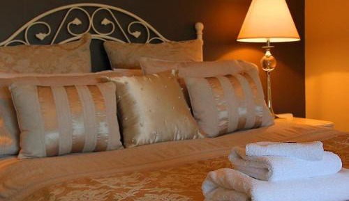 Acacia Queen Suite