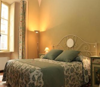 Deluxe One-Bedroom Apartment