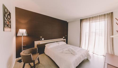 One-Bedroom Suite with Balcony