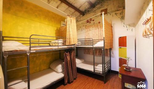 Bed in 4-Bed Mixed Dormitory Room with Shared Bathroom