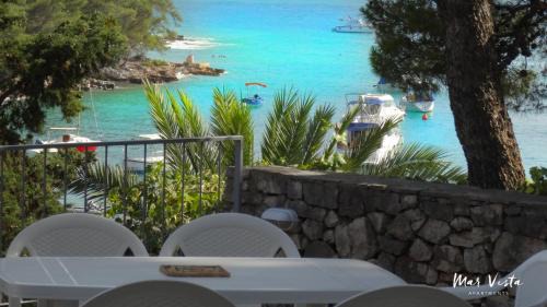 Apartment with Garden and Sea View 