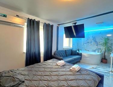 One-Bedroom Apartment with Jacuzzi