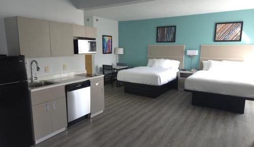 Deluxe Queen Suite