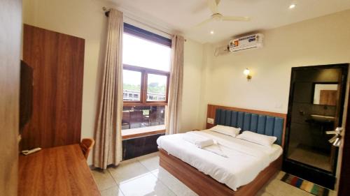 Deluxe Double Room (2 Adults + 1 Child)