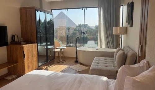 Signature Suite with Hot Tub Panoramic Pyramid