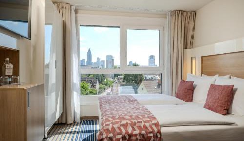 Queen Room with City View and Shower