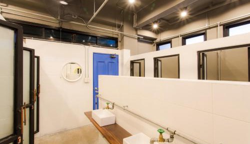 Deluxe Family Room with Shared Bathroom (6 Adults)