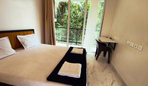 Queen Room with Shared Bathroom