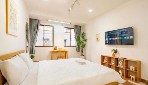 Three-Bedroom Apartment with Balcony