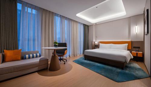 Deluxe room with one king-size bed