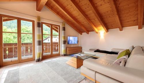 Apartment with Mountain View