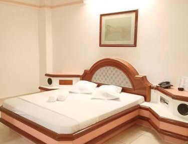 Deluxe Suite with Spa Bath
