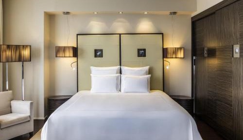One-Bedroom Suite with Sea View