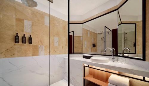 Deluxe King Room with Lake View