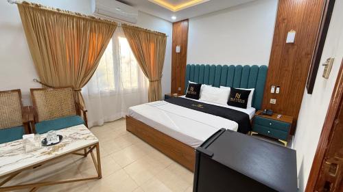 Deluxe Queen Room
