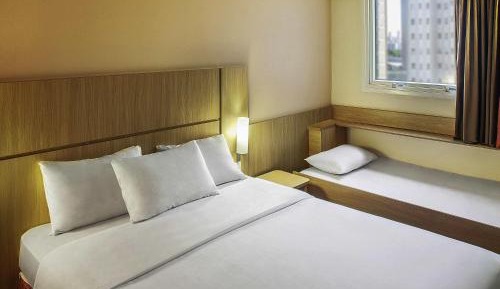 Standard Room with One Double Bed and One Single Bed