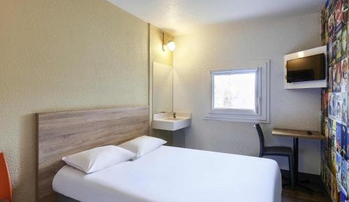 Tandem Room with Shared Bathroom