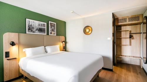 Standard Room - 1 Queen Bed