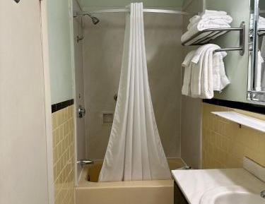 Standard 2 Queen Room 