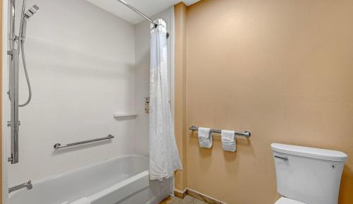 Standard Queen Room with Two Queen Beds and Mobility Accessible Tub