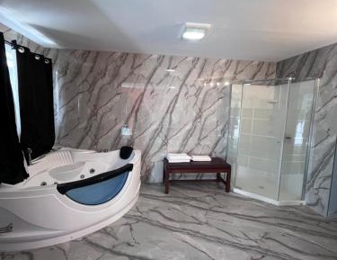 Deluxe Suite with Spa Bath