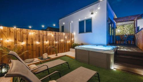 Deluxe Two-Bedroom Apartment with Garden View