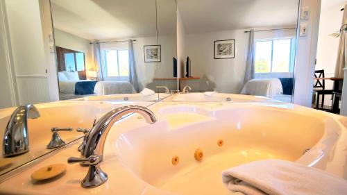 Queen Suite with Spa Bath