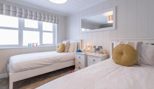 Three-Bedroom Lake Side Apartment with One Double and Four Single Beds, Private Deck and Hot Tub - Non-Smoking