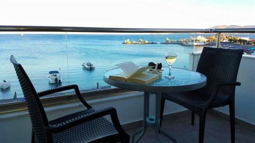 One-Bedroom Apartment with Sea View (4 Adults)
